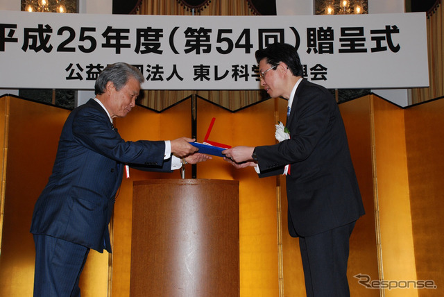 贈呈式に出席した田村元秀教授。(出典:公益財団法人 東レ科学振興会)