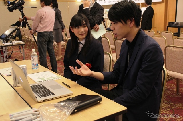 『Smrat ~ smart × rat ~』でカーデザイン大賞(最優秀賞)を受賞した高橋真奈美さん(女子美術大学付属高等学校2年)が、トヨタデザイン本部トヨタクリエイティブスタジオの山田陽介さんのレクチャーを受ける
