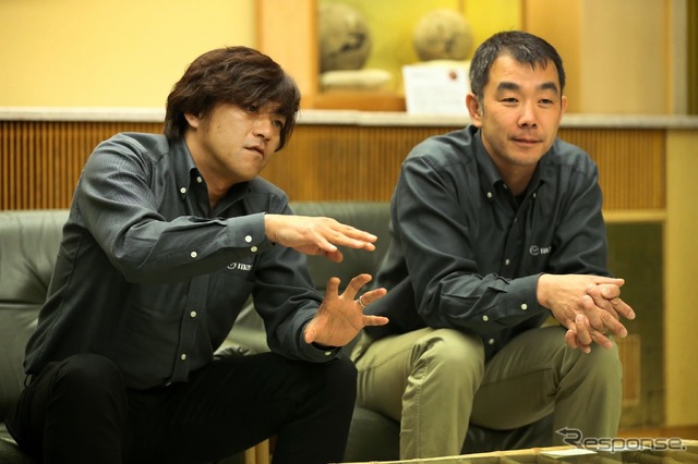 マツダ 操安性能開発部の青木智朗氏(右)と車両開発推進部の森内健夫氏(左)