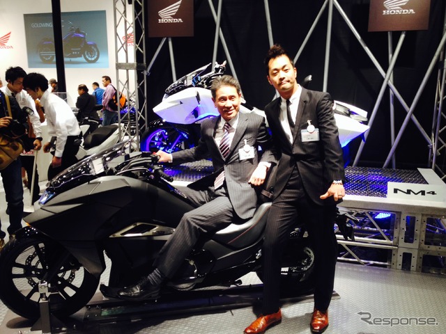 NM4を発表するホンダモーターサイクルジャパンの井内正晴社長(左)と本田技術研究所の三倉圭太氏
