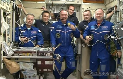 地上と交信する第39次長期滞在クルー（出典：JAXA／NASA）
