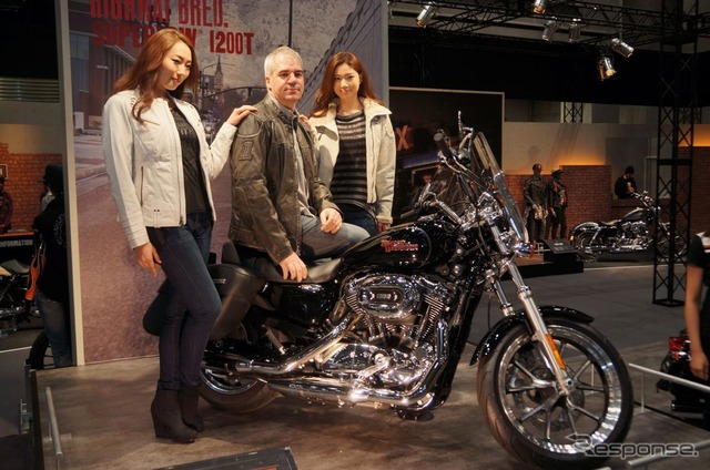 スポーツスター「スーパーロー1200T」に股がるハーレーダビットソン・ジャパンのスチュアート・ファレル社長(写真中央)