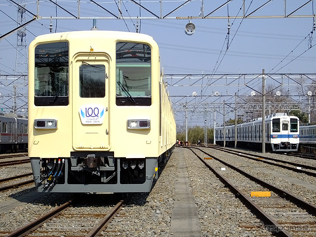 右は通常の8000系更新車