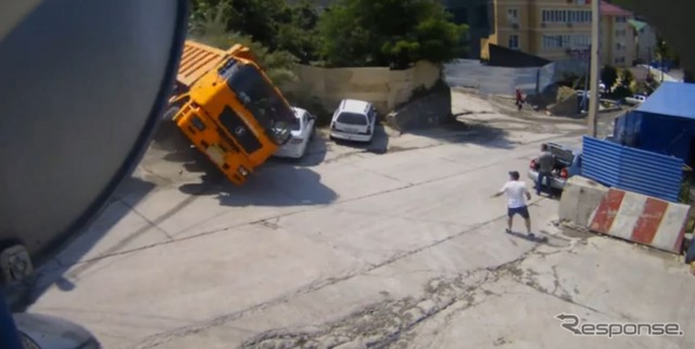 ロシアのソチで起きた無人の大型ダンプカーの暴走事故