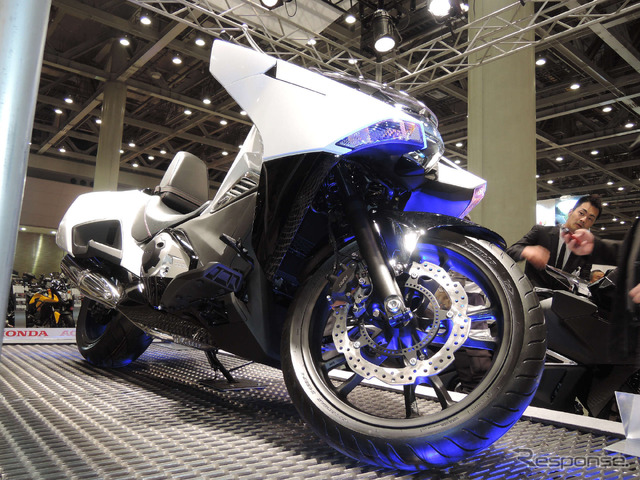 【東京モーターサイクルショー14】ホンダ NM4 の未来的デザインの理由