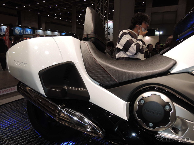 【東京モーターサイクルショー14】ホンダ NM4 の未来的デザインの理由