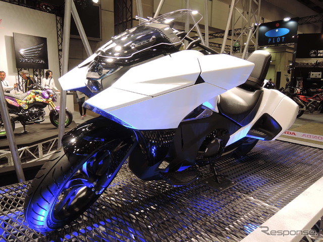 【東京モーターサイクルショー14】ホンダ NM4 の未来的デザインの理由