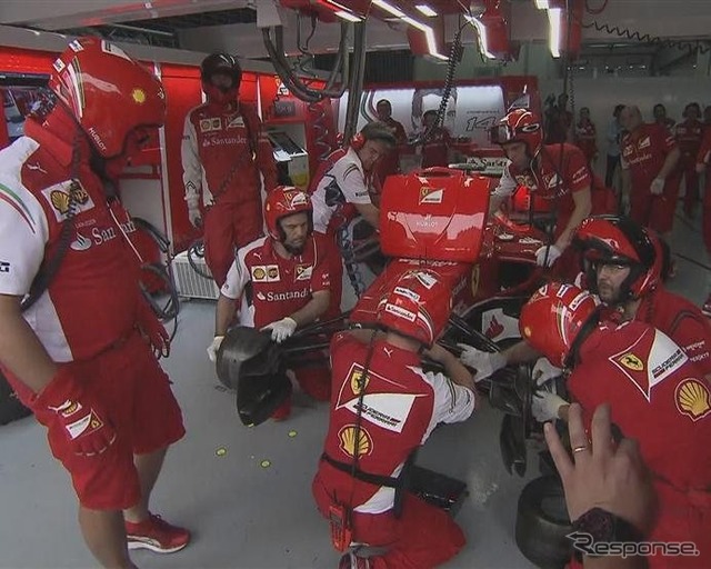 破損したアロンソのマシンを修理するフェラーリのクルー