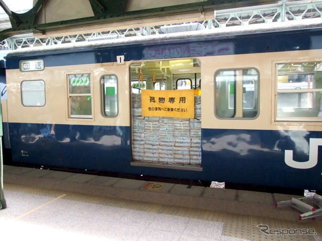 両国駅を発着する列車としては最後の定期列車となった新聞輸送列車(2010年3月)。