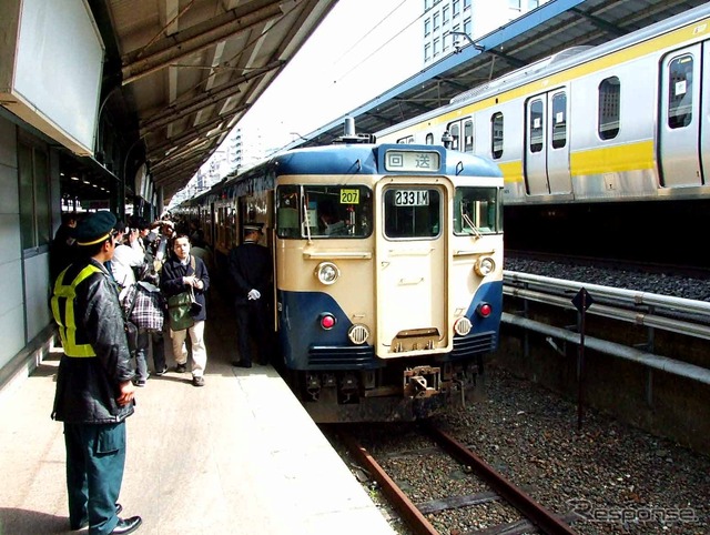 両国駅を発着する列車としては最後の定期列車となった新聞輸送列車(2010年3月)。