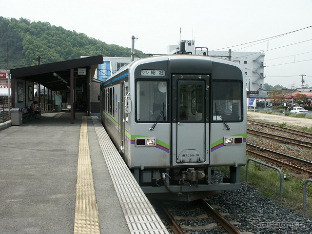 井原鉄道は4月1日から、平日の昼間などに全線が乗り放題となる「昼割おでかけパス」を発売する。写真は神辺駅で発車を待つ井原鉄道の列車