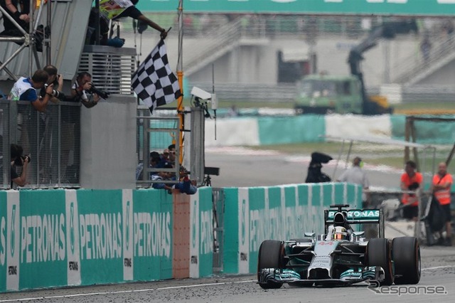 メルセデスAMG F1 W05でチェッカーフラッグを受けるルイス・ハミルトン