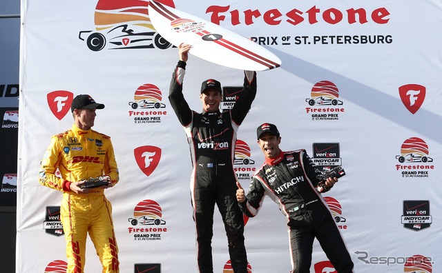 左から2位のハンターレイ、優勝のパワー、3位のカストロネベス。写真：INDYCAR