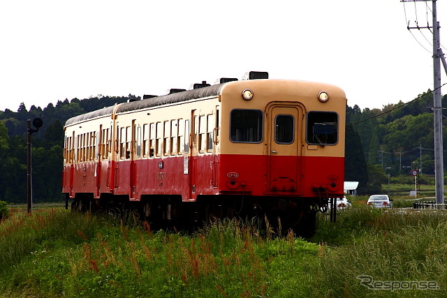 小湊鉄道線を走る気動車。3月20日に全線の運転を再開した。
