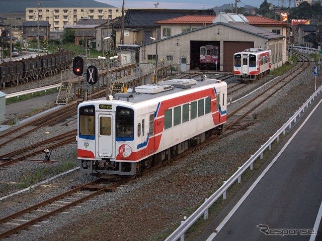 三陸鉄道南リアス線は4月5日に全線の運転を再開し、翌6日には北リアス線も全線再開する予定。写真は南リアス線。