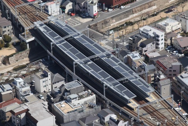 大石駅ホームの屋根上に設置された太陽光パネル。国内最軽量とされる結晶シリコン型のパネルを採用した。