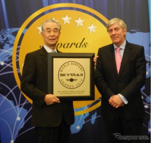スカイトラックスの国際空港評価で羽田空港が世界1位に(左:日本空港ビルデング鷹城勲社長)
