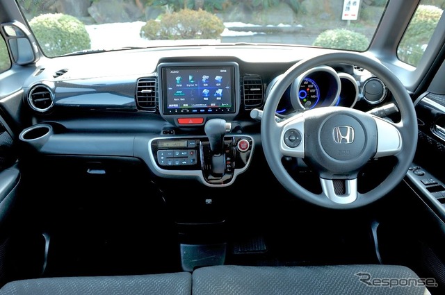 ホンダ N-BOX+ 開放感あふれる前席からの眺め。