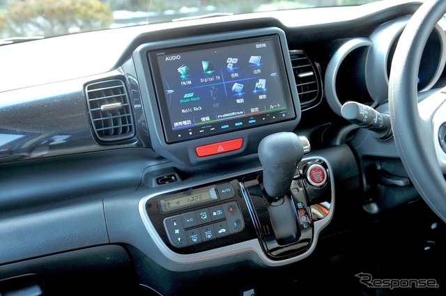 ホンダ N-BOX+ インパネの質感は高い
