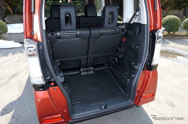 ホンダ N-BOX+ 後部座席使用時でもラゲッジは大きい。