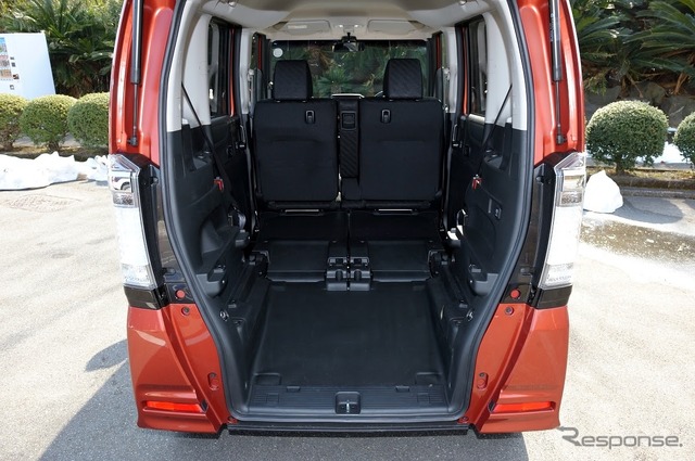 ホンダ N-BOX+ 斜めだが超低床の荷室フロアは背の高い者も余裕で搭載可能