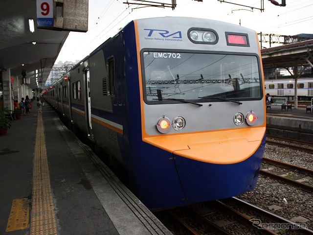EMU800形は2007年から運転を開始したEMU700形と同様、日車と台湾車輛が共同で受注した。写真は基隆駅で発車を待つEMU700形。