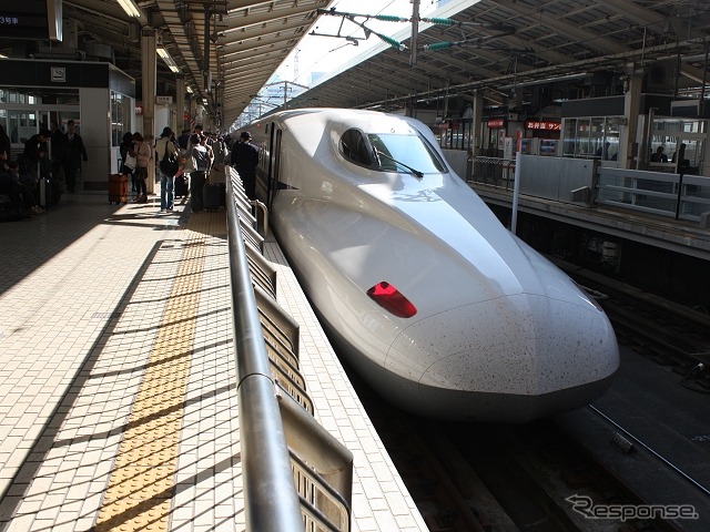 東京駅で発車を待つN700系。本年度もN700Aの投入とN700系の改造工事を推進する。