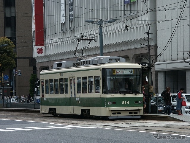 広島電鉄は4月7日のダイヤ改正で運行間隔の調整を行う。写真は八丁堀停留場付近。