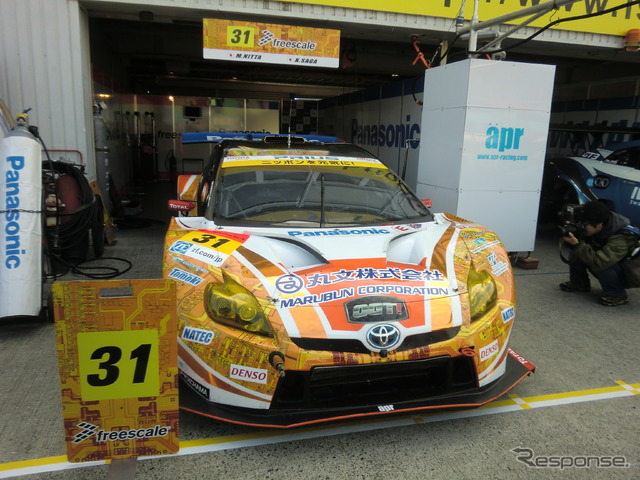 GT300のポールを獲得した#31 プリウス。