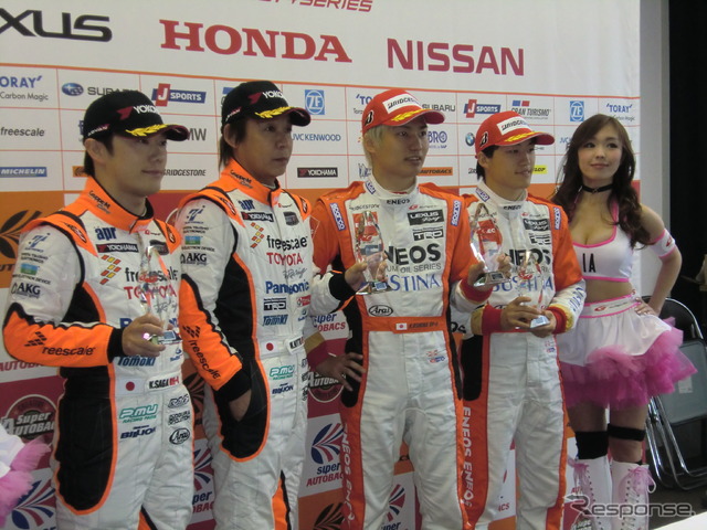 両クラスのポールシッターたち。左からGT300の嵯峨、新田、GT500の大嶋、国本。