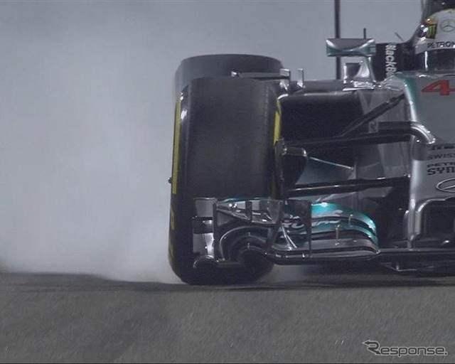 第1コーナーでフロントホイールをロックさせたルイス・ハミルトン