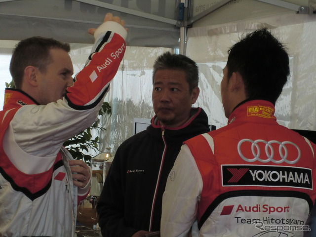 ライアン（左）、藤井（右）両選手と話し合う鬼木監督。