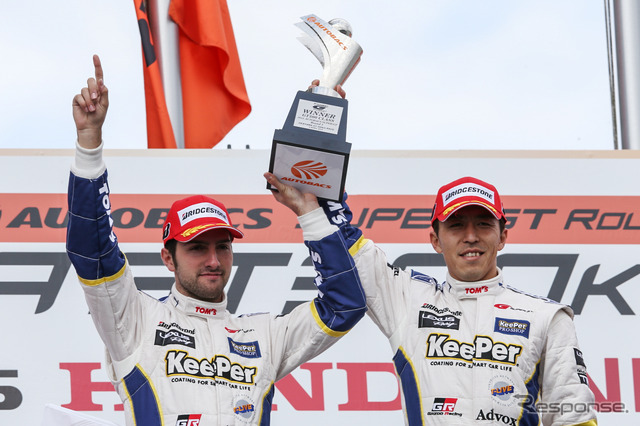 GT500優勝の伊藤大輔(右)とカルダレッリ。撮影:益田和久