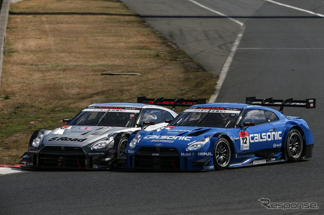 GT500クラスのGT-R同士による競り合い(#46と#12)。撮影:益田和久