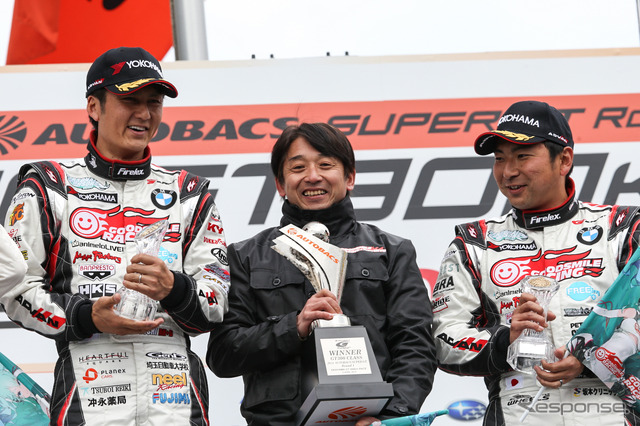 GT300優勝の谷口(左)と片岡(右)。中央は片山右京監督。撮影:益田和久