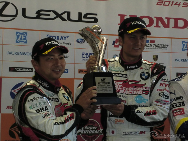 GT300優勝の片岡(左)と谷口。