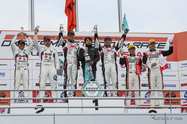 GT300クラスの表彰式。撮影:益田和久