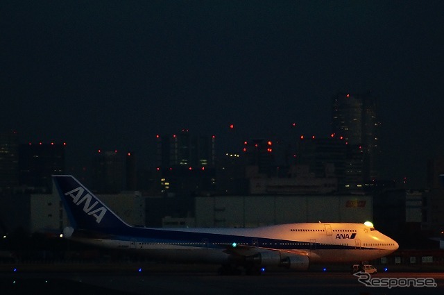 羽田空港で沖留めされる機体。第2ターミナルの新設されたゲートを利用する搭乗客でないと見ることができなかった光景。今年1月の撮影。