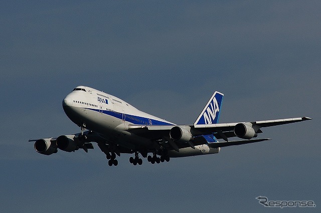最後のジャンボ、ANAのボーイング747-400D、JA8961は3月31日の15時13分、羽田空港のA滑走路(16L)に着陸した。