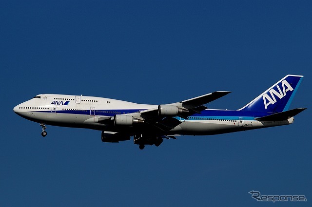 最後のジャンボ、ANAのボーイング747-400D、JA8961は3月31日の15時13分、羽田空港のA滑走路(16L)に着陸した。