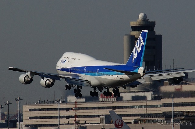 最後のジャンボ、ANAのボーイング747-400D、JA8961は3月31日の15時13分、羽田空港のA滑走路(16L)に着陸した。