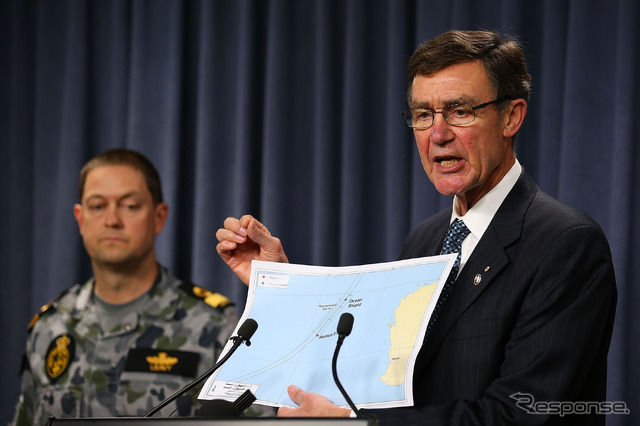 MH370便のブラックボックスらしき音波を確認したという発表をするオーストラリア空軍関係者(4月7日)