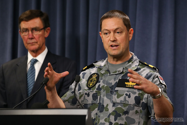 MH370便のブラックボックスらしき音波を確認したという発表をするオーストラリア空軍関係者(4月7日)
