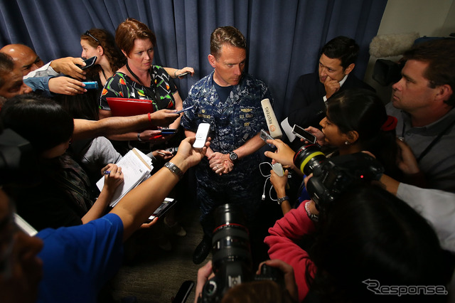 MH370便のブラックボックスらしき音波を確認したという発表をするオーストラリア空軍関係者(4月7日)