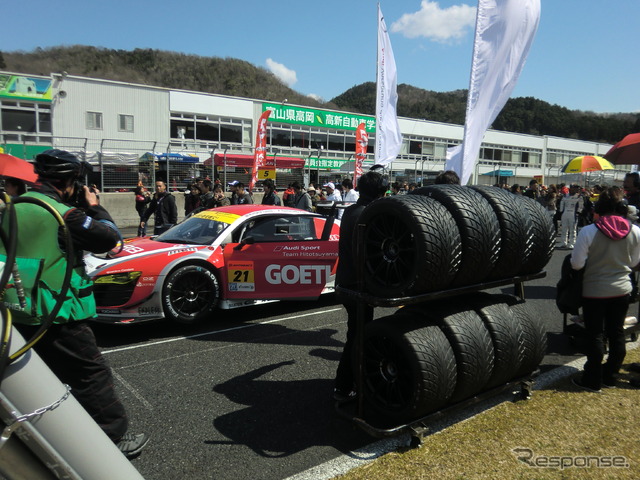 開幕戦のスターティンググリッド。変わりやすい天候状況だったため、いつでもレインタイヤを履ける準備が必要だった。