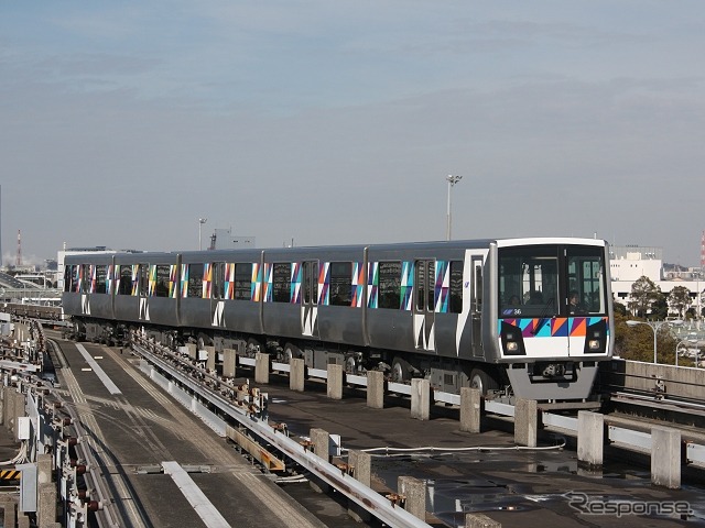 2011年から導入が始まった2000形。特別塗装車以外の車両は幾何学模様でデザインされている。