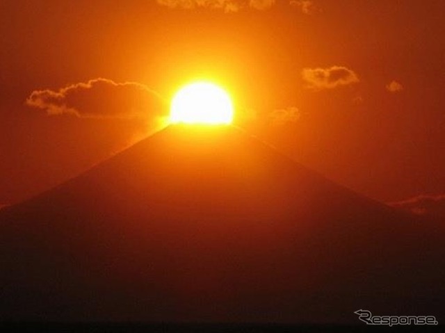 千葉の鋸山ロープウェーは4月20日、富士山頂に太陽が重なる「ダイヤモンド富士」鑑賞用の臨時便を運行する。写真は「ダイヤモンド富士」のイメージ