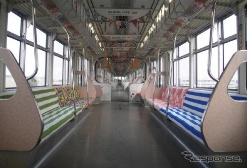 多摩都市モノレールは「イケア立川」オープンを記念した「IKEA TRAIN」を運行している。写真はイケアのテキスタイルでカラフルな車内の様子
