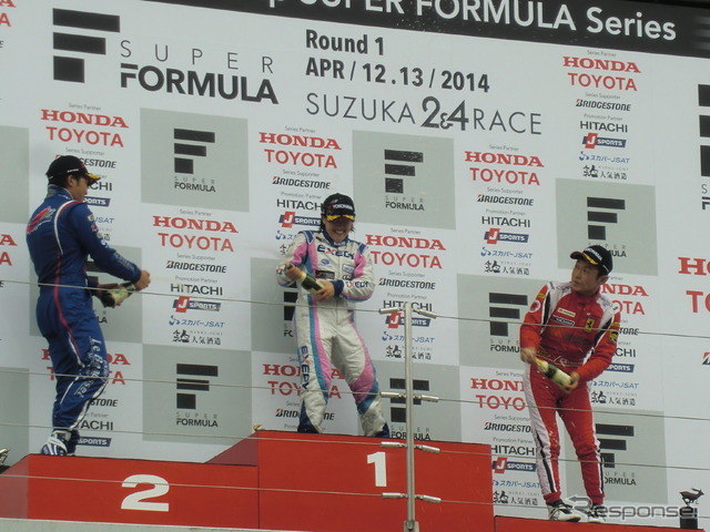 F3-Nクラスの表彰式。左から2位の久保、優勝の三浦、3位の小泉。