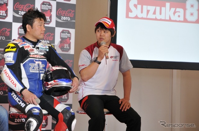 F.C.C. TSR Hondaの秋吉耕佑選手(左)とMuSASHi RT HARC-PRO.の高橋巧選手